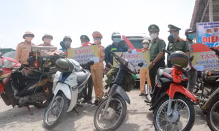 Đà Nẵng tặng xe máy cho người dân trên đường về quê