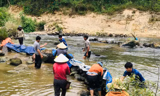 Độc đáo cảnh ngăn đôi con nước để bắt cá của đồng bào Hrê