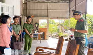 Cơ quan ANĐT Công an tỉnh Quảng Ngãi đọc quyết định khởi tố vụ án, khởi tố bị can Trần Thị Kiều Duyên. Ảnh: CACC