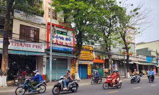 Nam thanh niên bị truy sát, chém rơi khỏi xe tử vong 