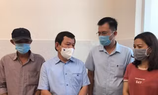 Chủ tịch UBND tỉnh Quảng Ngãi Đặng Văn Minh (thứ 2 từ trái sang phải) tại hiện trường vụ cháy khiến 4 người trong một gia đình thiệt mạng. 