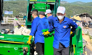 Đoàn viên thanh niên cùng người dân thu gom hàng chục tấn rác ở Sa Huỳnh