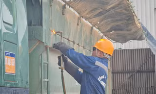 Bị kiểm tra gắt, xe quá khổ, quá tải ở Quảng Ngãi đồng loạt cắt thành xe, tháo cơi nới