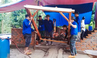 Băng rừng, lội suối dựng nhà giúp người dân