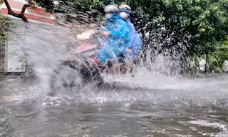 Ứng phó áp thấp nhiệt đới: Đà Nẵng ra công điện khẩn, Quảng Nam cấm biển từ 7h