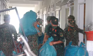 Bộ đội tất bật giúp thu dọn ký túc xá sinh viên để lập bệnh viện dã chiến thứ 2 ở Đà Nẵng