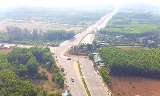 Cưỡng chế ngôi nhà 'cố thủ' trên tuyến đường ở trung tâm Khu kinh tế Dung Quất