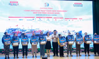 'Cùng ngư dân thắp sáng đèn trên biển' ở Quảng Ngãi