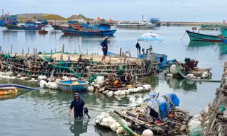 Bè hút cát ‘tái chiếm’ vũng neo đậu tàu thuyền Lý Sơn 