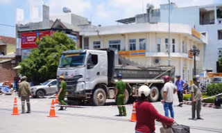 Xe máy va chạm với ô tô tải, nữ dược sĩ tử vong