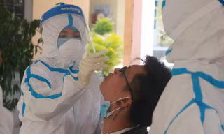 Nhân viên y tế quận Sơn Trà lấy mẫu xét nghiệm COVID-19 cho người dân trên địa bàn. 