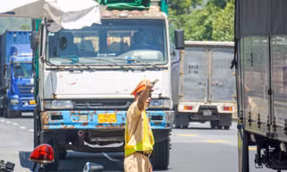 Lực lương CSGT làm nhiệm vụ tại chốt kiếm soát phòng chống dịch COVID-19 tại Đà Nẵng. 