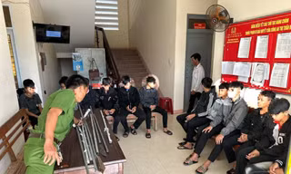 Một cảnh sát bị thương khi chặn bắt nhóm thanh niên mang hung khí