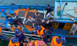 Tàu CSB 2014 đang khẩn trương đưa ngư dân gặp nạn vào đất liền cấp cứu. Ảnh: CSB