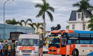 Chuyến xe đầu tiên lên đường đón 200 công dân đầu tiên từ TP. HCM về Quảng Ngãi.