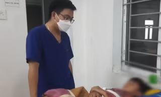 Bó nguyên con gà vào chân để chữa gãy xương