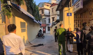 Người dân đứng theo dõi khu vực xảy ra vụ việc.