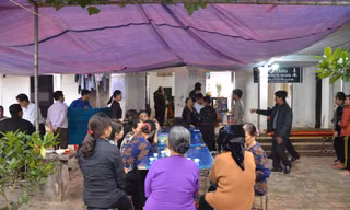 Người thân đang tiến hành tổ chức tang lễ cho nạn nhân Đảng.