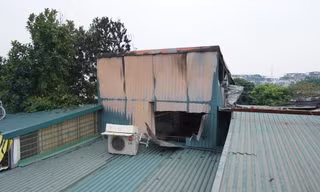 Ngôi nhà được quây kín bằng tôn và rào sắt.