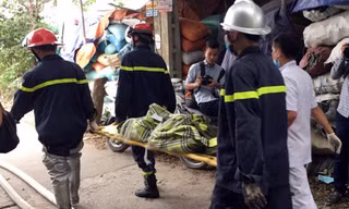 Thi thể nạn nhân được đưa ra ngoài.