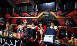 Các đối tượng sử dụng ma túy trong phòng hát vip quán karaoke. Ảnh: Công an Vĩnh Phúc.