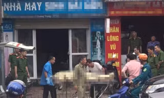 Thi thể người đàn ông được đưa đi khỏi hiện trường.