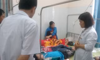 Nhiều học sinh đang được điều trị tại bệnh viện. Ảnh: Bệnh viện đa khoa huyện Phú Bình.