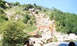 Lộn xộn khai thác đá ở Hòn Chà