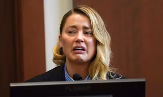 Amber Heard bật khóc trước tòa khi nói về lần đầu bị Johnny Depp bạo hành