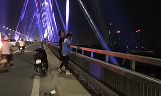 Đùa giỡn tính mạng, người dân kéo nhau lên cầu Nhật Tân 'hóng gió'