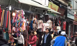 người dân và du khách phải đi bộ dưới lòng đường Phố Đinh Liệt vì viar hè đã bị lấn chiếm kinh doanh quần áo