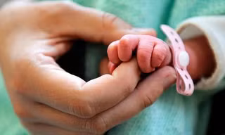Mẹ nhiễm HIV vẫn có thể sinh con khỏe mạnh, không bị nhiễm HIV?. 