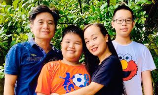 Vợ chồng ca sĩ Tấn Minh - Thu Huyền cùng 2 con.
