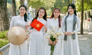 Tà áo dài trắng giữa tháng Tư lịch sử: Khi người trẻ viết tiếp câu chuyện tri ân Tổ quốc ngày Thống nhất
