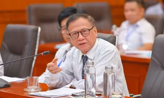 Gặp gỡ giảng viên Học viện Ngoại giao: Nguyên Đại sứ giản dị đi xe đạp đến trường