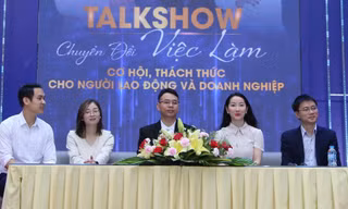 Diễn giả đội mưa tham dự talkshow 'Chuyển đổi việc làm - Cơ hội, thách thức cho người lao động và doanh nghiệp'