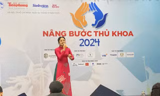 Ca sĩ Nguyễn Thu Lương cùng giọng ca đầy cảm xúc tại chương trình ‘Nâng bước Thủ khoa 2024’