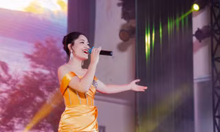 Sao Mai Thu Lương khiến các Thầy Cô và sinh viên Trường Đại học Công nghiệp Hà Nội ngỡ ngàng