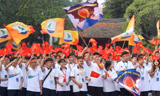 Điểm cầu Hà Nội trước 'giờ G' Chung kết năm Olympia 2024: rực rỡ cờ hoa, hàng trăm cổ động viên hô vang tên Nguyên Phú