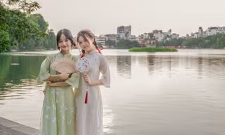 'Nàng thơ' xúng xính váy áo xuống phố dịp 20/10