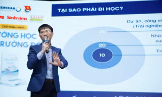Nhà báo Nguyễn Tuấn Anh ký tặng sách, truyền cảm hứng 'khác biệt' cho gần 1000 sinh viên 