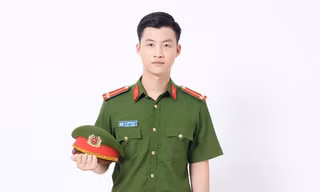 Trung uý Hoàng phim 'Phố Trong Làng' từng là thủ khoa trường Đại học Sân khấu Điện ảnh