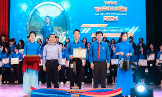 Chàng sinh viên là thành viên Hội đồng Trường vượt qua mọi khó khăn để bước tiếp trên 'hành trình vạn dặm'