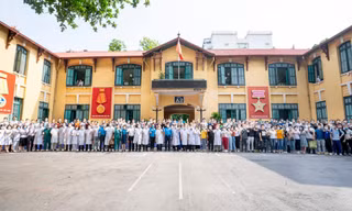 Hơn 300 y bác sĩ Bệnh viện Hữu nghị Việt Đức lên đường tiếp sức TP. HCM chống dịch