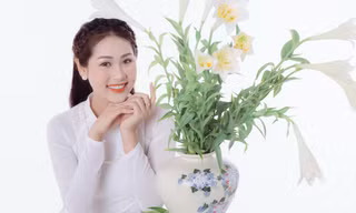 Thiếu nữ Hà Thành khoe vẻ đẹp dịu dàng bên hoa loa kèn