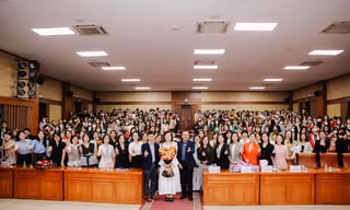 Sinh viên Trường Đại học Ngoại thương hào hứng tham gia tọa đàm hướng nghiệp giúp khai phá bản thân