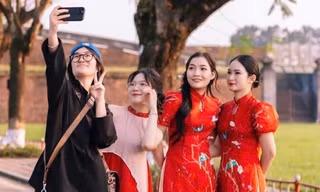 'Nàng thơ' xúng xính chụp ảnh Tết tại thành phố Huế