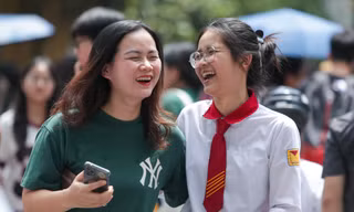 Đề Toán tiếp tục 'chiều lòng' sĩ tử Hà Nội, vỡ oà cảm xúc sau môn thi cuối cùng