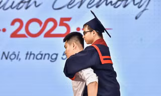 'Mỗi bước chân là một lời hứa' – Chàng trai cõng bạn thân lên bục tốt nghiệp Đại học Bách khoa Hà Nội