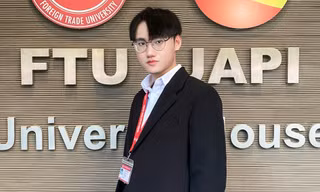 Thầy giáo thủ khoa chuyên Hóa đam mê dạy Tiếng Anh: 'Mọi kỳ tích đều có thể xảy ra nếu nỗ lực đến cuối cùng'